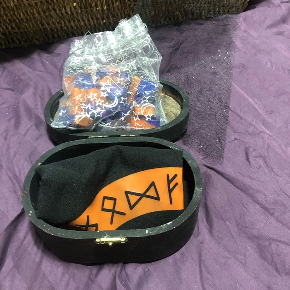 Black and Orange Rune Set with Star Box and rune cloth - Picture 10 of 11